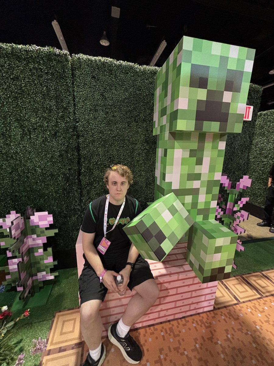 ZachmLIVE's tweet image. Vidcon was good for the one day I was there. Honestly plenty. Need to meet some more Terraria blokes next time 💪 #VidCon2024