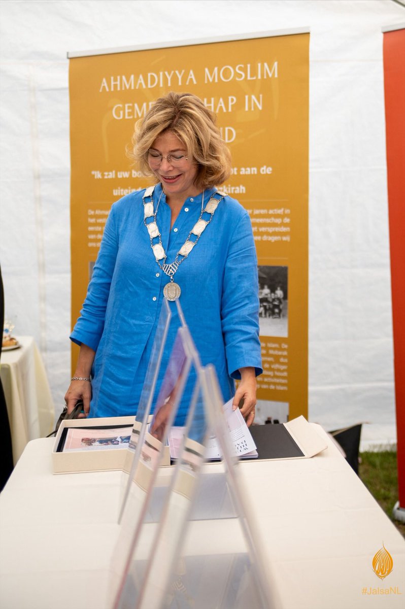 JalsaNL's tweet photo. Vandaag mochten we burgemeester @Celine_Blom van Nunspeet verwelkomen tijdens de Nederlandse zitting voor gasten.
Ook bezocht ze de tentoonstelling bij @LadjnaNL 

#JalsaNL #Ahmadiyya #Jalsaconnect https://t.co/MpFRheEEMR