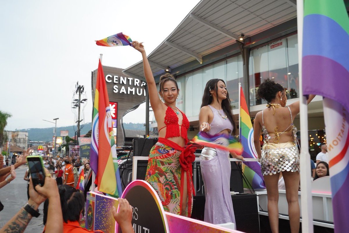 PrismGalaxia's tweet photo. ปิดเกาะภาคใต้แบบยิ่งใหญ่ที่ สมุยและภูเก็ต ขบวน Pride ที่เซนทรัลสมุยนำศิลปิน อินฟลูจากทั่วฟ้าเมืองไทย อิงฟ้า มิลลิ ฯลฯมาร่วมเฉลิมฉลองอย่างยิ่งใหญ่ส่งท้ายเดือนมิถุนายน ที่เกาะสมุย แบบยิ่งใหญ่สุดใน SEA ร่วมฉลองกฎหมายสมรสเท่าเทียม
#SamuiPrideforall2024
#PrideforAll2024  #RSMultiX https://t.co/OD4dYJFSSh
