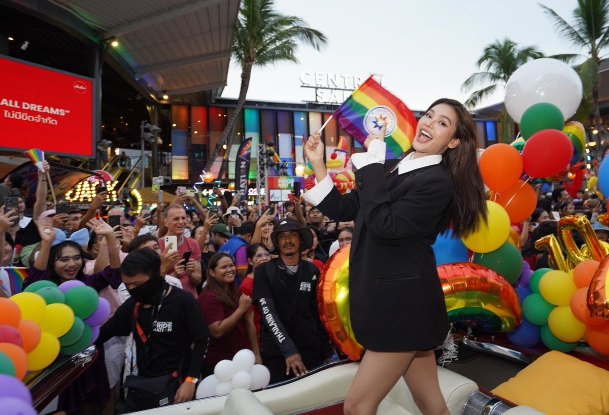 PrismGalaxia's tweet photo. ปิดเกาะภาคใต้แบบยิ่งใหญ่ที่ สมุยและภูเก็ต ขบวน Pride ที่เซนทรัลสมุยนำศิลปิน อินฟลูจากทั่วฟ้าเมืองไทย อิงฟ้า มิลลิ ฯลฯมาร่วมเฉลิมฉลองอย่างยิ่งใหญ่ส่งท้ายเดือนมิถุนายน ที่เกาะสมุย แบบยิ่งใหญ่สุดใน SEA ร่วมฉลองกฎหมายสมรสเท่าเทียม
#SamuiPrideforall2024
#PrideforAll2024  #RSMultiX https://t.co/OD4dYJFSSh