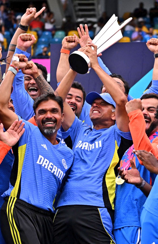 KumarTheja's tweet photo. INDIA 🏆 World T20 2024 Champions 🏆 

Finally ❤️ Dravid with World Cup 📸

#T20WorldCup #T20WorldCup2024 #Dravid #BCCI #ICCT20WorldCup #India https://t.co/WgL9Yx5kVO