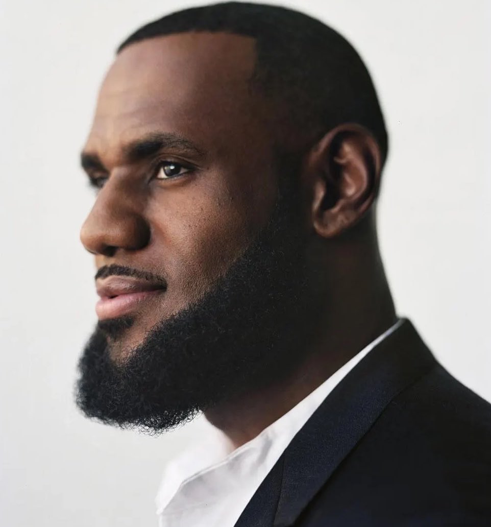 LakeShowYo's tweet image. 🚨 LeBron willing to take $19M pay-cut but ONLY if the Lakers find a valuable player with the full MLE 😳