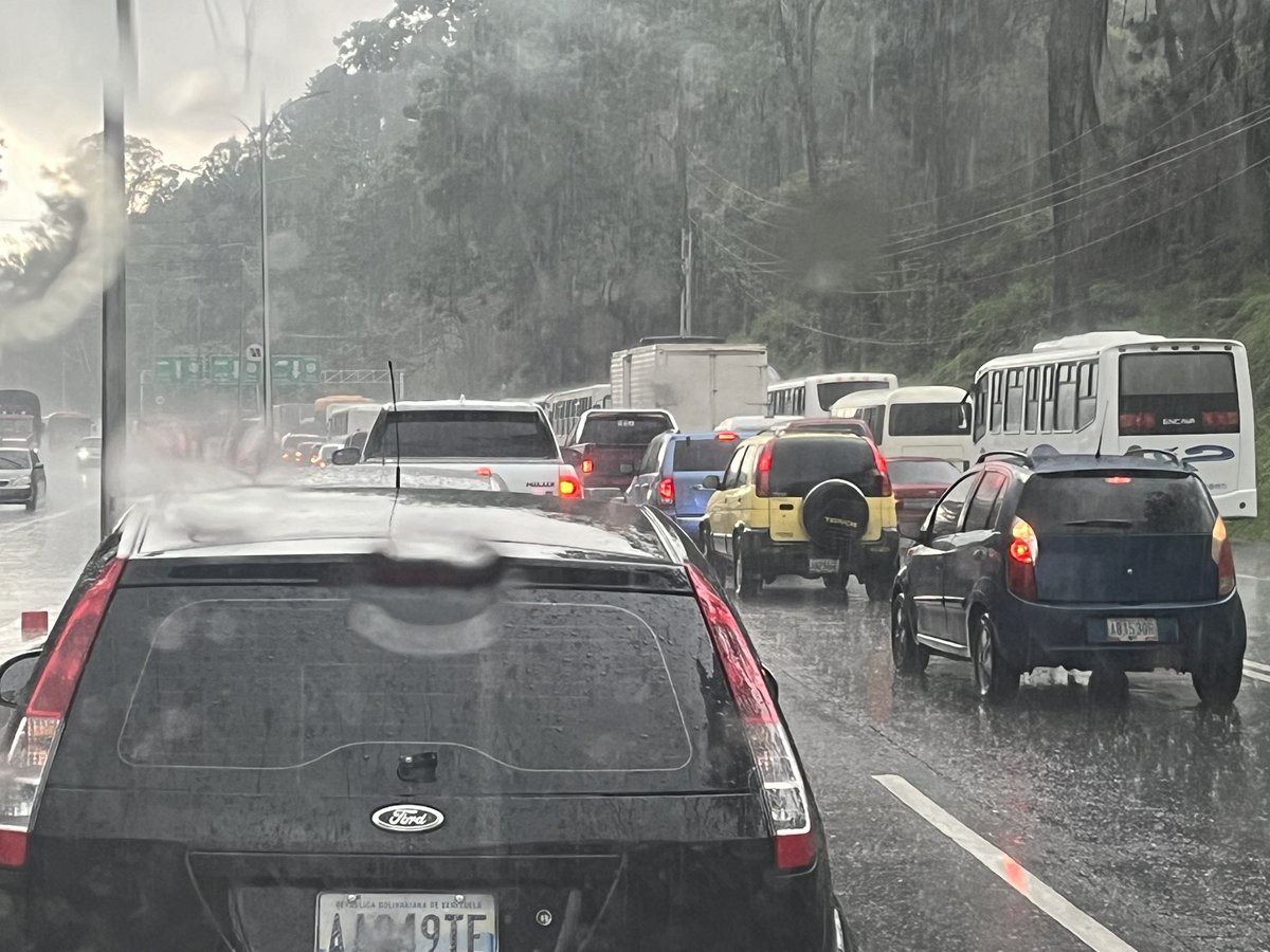 albertoprato02's tweet photo. Atentos y pendientes: a esta hora 05:25pm lluvia fuerte a la altura del sobre ancho de tazón sentido caracas,  al igual que el tránsito detenido ! https://t.co/nIzTJU12Gp