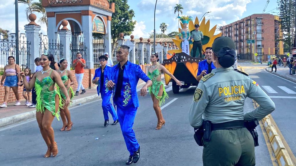 PoliciaQuindio's tweet photo. 👮🏻👮🏻‍♀#Calarcá
Participamos en el Desfile del Paisaje Cultural Cafetero☕ y el Reinado Nacional del Café👸, brindando seguridad a turistas nacionales y extranjeros. Resaltamos la importancia de conservar nuestro patrimonio nacional🇨🇴. https://t.co/iG7gJJj2I3