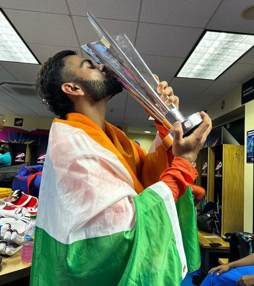 mufaddal_vohra's tweet photo. The feeling of kissing the ICC Trophy is different and Virat Kohli has certainly worked hard for it. ❤️ https://t.co/V89xvFNGY2