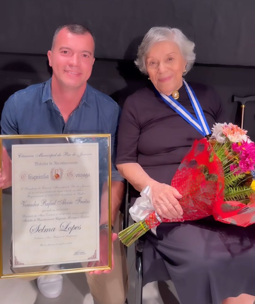 Selminha recebeu hoje a Medalha Chiquinha Gonzaga, uma honraria concedida pela Câmara Municipal do Rio a mulheres que se destacam na sociedade por suas atividades ligadas à cultura e à arte! ♥️
