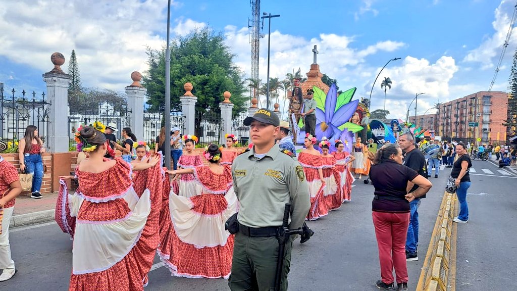 PoliciaQuindio's tweet photo. 👮🏻👮🏻‍♀#Calarcá
Participamos en el Desfile del Paisaje Cultural Cafetero☕ y el Reinado Nacional del Café👸, brindando seguridad a turistas nacionales y extranjeros. Resaltamos la importancia de conservar nuestro patrimonio nacional🇨🇴. https://t.co/iG7gJJj2I3