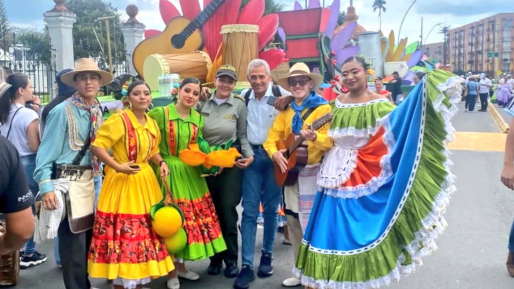 PoliciaQuindio's tweet photo. 👮🏻👮🏻‍♀#Calarcá
Participamos en el Desfile del Paisaje Cultural Cafetero☕ y el Reinado Nacional del Café👸, brindando seguridad a turistas nacionales y extranjeros. Resaltamos la importancia de conservar nuestro patrimonio nacional🇨🇴. https://t.co/iG7gJJj2I3