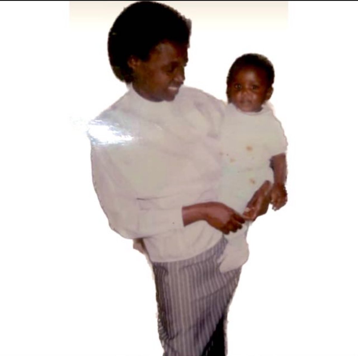 Any tech people to make this pic of my late mom better resolution  please🙏🏾🥺. I wanna print it