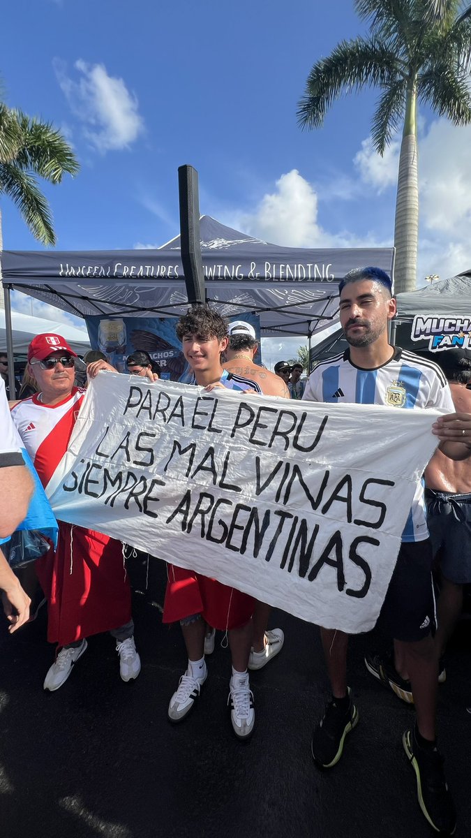 🇦🇷🇵🇪 La bandera que apareció en el Hard Rock Stadium en la previa del cruce entre Argentina y Perú.