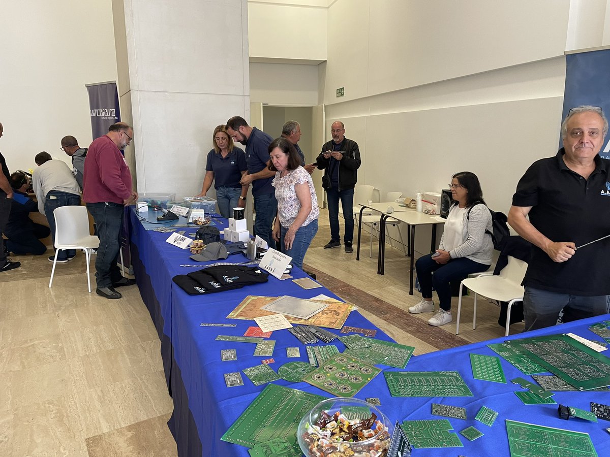 EA1FJX's tweet photo. 1º Feria de la Radio S.A.R Galicia 
#Feria #Mercado #Radio #Santiago #SantiagoDeCompostela #radioaficionados #hamradio #radioamateur #radioaficion #radioaficionado #n #radio #amateurradio #radioamador #telegrafia #cb #cw #radioescucha #radioamatori #hamradioporn #yaesu #icom #swl https://t.co/jOC8AsjXwL