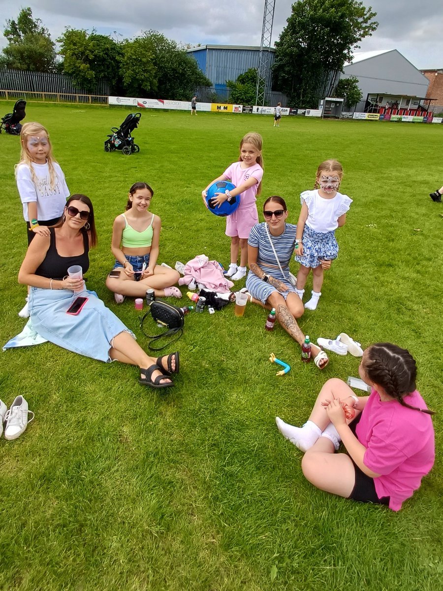 hullsamaritans's tweet photo. Thank you so much @EmilyPetch15260 for organising the amazing Family Fun Fest fundraiser @HullensiansRUFC today. We had a great time #HullSamaritans #Fundraising #FreeSupport #116123 https://t.co/casp3bpgk2