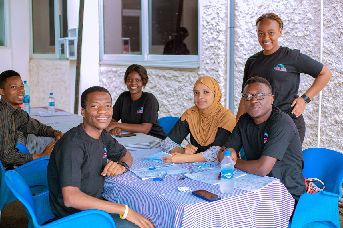 MwaiselaSu40383's tweet photo. It was a pleasure to serve in a blood donation event organized by goodwill foundation @The_GF_255.
Sickle cell education was provided by  @bint_mfalme and she emphasized on the importance of knowing one's SCD status.
#DoctorInMaking❤️
#DonateBloodSaveLives🩸 https://t.co/0mxe39S063