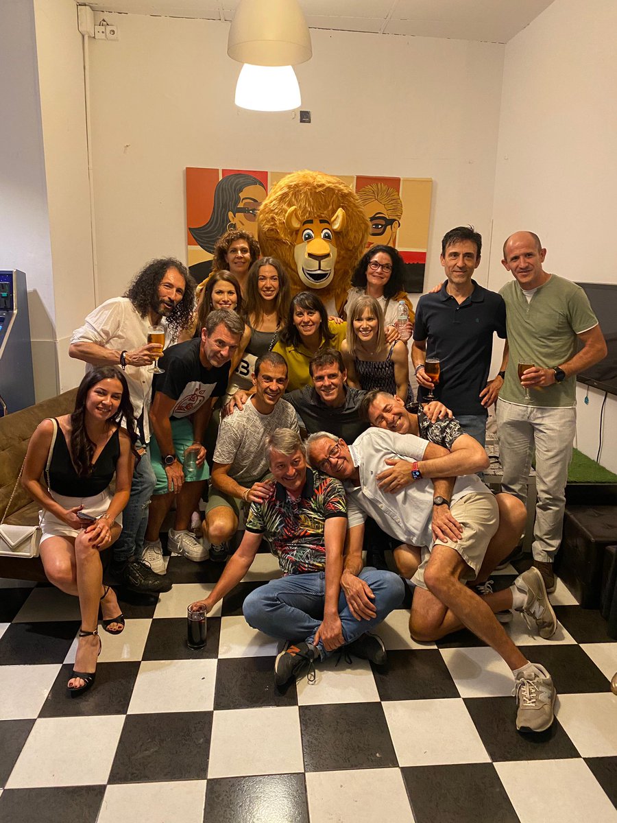el_trinkel's tweet photo. Tour de Francia 🇫🇷 ❌
Eurocopa de Fútbol ❌
Campeonato de España 🇪🇸 de atletismo ❌

Nosotros hoy teníamos un sarao más importante, fiesta de fin de temporada del @ClubRunningZgz 

Aquí con los #zampateam y #runni el nuevo integrante del club. https://t.co/JLH3QK6Y9U