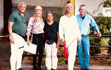 YSNALDAMADRIZ's tweet photo. #culturaydemocracia
28/06/24
 Encuentro de la" Cultura y la Democracia" desde el espacio " Venezuela Tierra de Gracia* en la quinta El Bejucal agrupando Cultores y artistas de la oposición hacia la transición en #mesaredonda 
#TodoElMundoConEdmundo 
#Siemprefirmes
#Somosunidad https://t.co/5irFgVnUrq