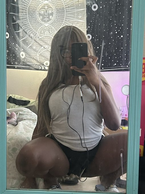 i&rsquo;m 5ft but my throat 6&rsquo;6 ! https://t.co/gkDnEkPQp7