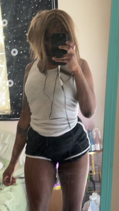 i&rsquo;m 5ft but my throat 6&rsquo;6 ! https://t.co/gkDnEkPQp7