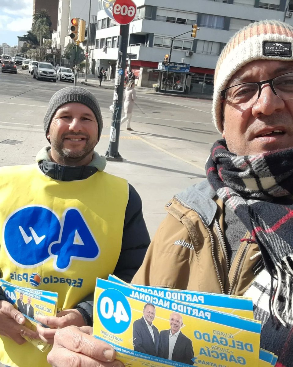 ParqueBatlle40's tweet photo. Día previo a las elecciones nos visitó nuestro diputado @DipRodrigoGoni, además salimos a repartir la lista 40 como todos los días y al fin de la jornada doblando listas para mañana.
#EsConLa40
#EstaEsMiLista
#NiUnPasoAtrás https://t.co/ExKuDKNiFn