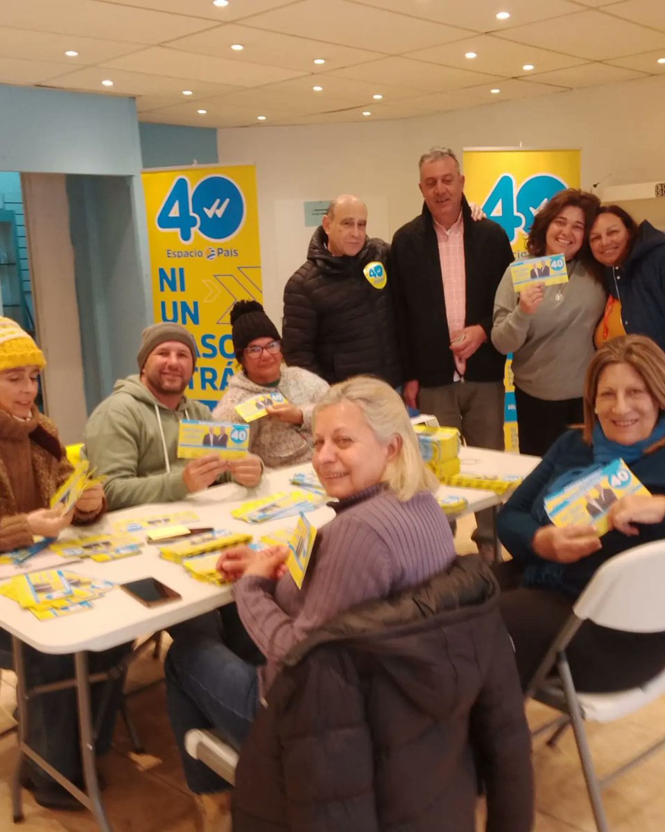 ParqueBatlle40's tweet photo. Día previo a las elecciones nos visitó nuestro diputado @DipRodrigoGoni, además salimos a repartir la lista 40 como todos los días y al fin de la jornada doblando listas para mañana.
#EsConLa40
#EstaEsMiLista
#NiUnPasoAtrás https://t.co/ExKuDKNiFn