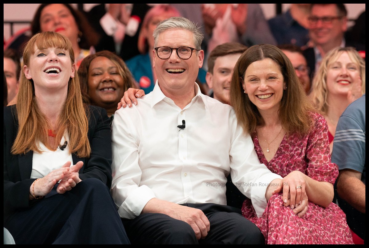 Photo du Jour GE2024: Labour leader <a href="/Keir_Starmer/">Keir Starmer</a>   with his wife Victoria during a Labour Party campaign rally in central London. By Stefan Rousseau/PA