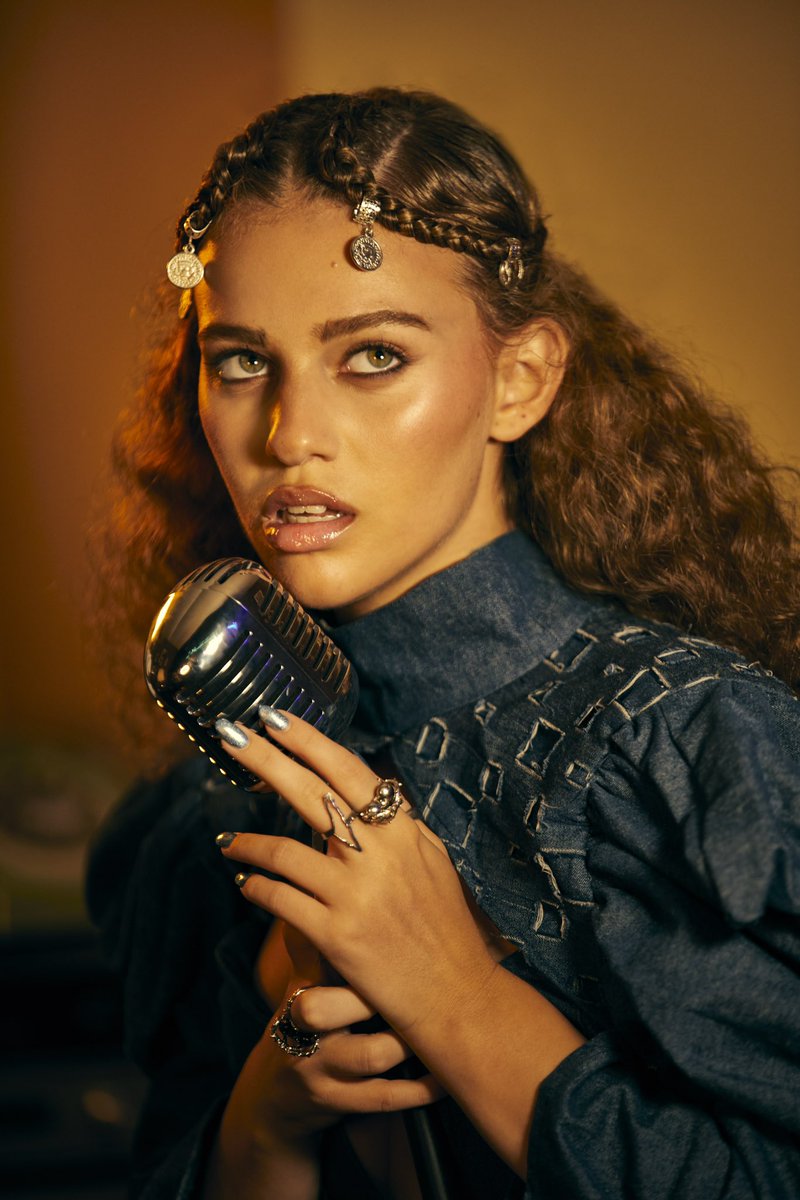 mascoldplay's tweet image. Elyanna, la artista palestina-chilena que colabora con Coldplay en su nueva canción 'We Pray' que debutó hoy en Glastonbury. 🇵🇸🇨🇱