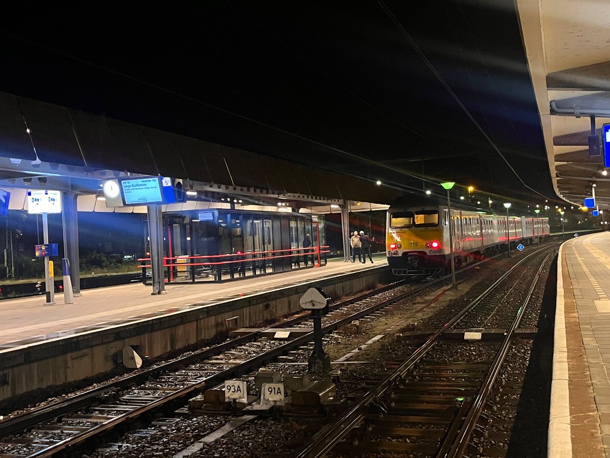 renskempen's tweet photo. Daar staat de laatste NMBS ‘hasjtrein’ naar Luik klaar op station Maastricht. Vanaf morgen rijdt dan eindelijk de #drielandentrein van #Arriva. https://t.co/IZgJcibwfp