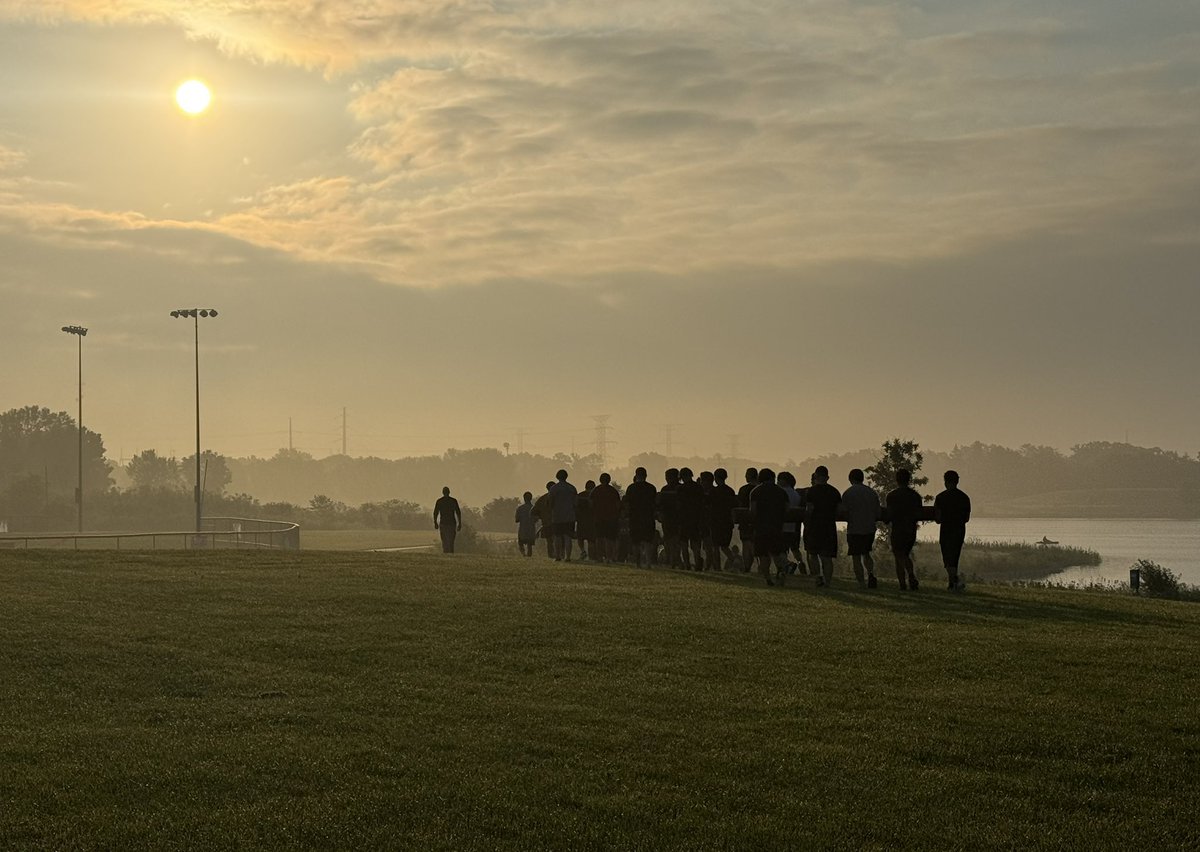 Coach_Hoff_67's tweet image. @IThawksfootball 
#HawksBUDS #ClassVI
DAY 2- sunrise on the beach…..