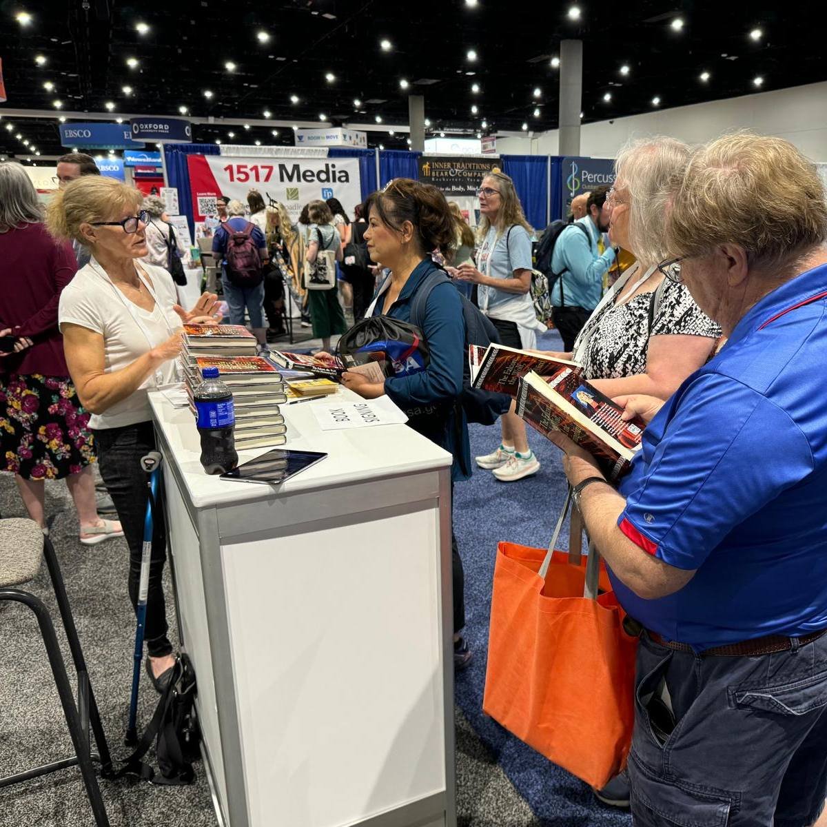 HistriaBooks's tweet image. Martha Engber gave away signed copies of her book to everyone present. The Falcon, the Wolf, and the Hummingbird is not just a new Native American story, but one that was chosen as a semifinalist in the prestigious Chanticleer International Book Awards.
#ALAAC24 #LibLearnX24