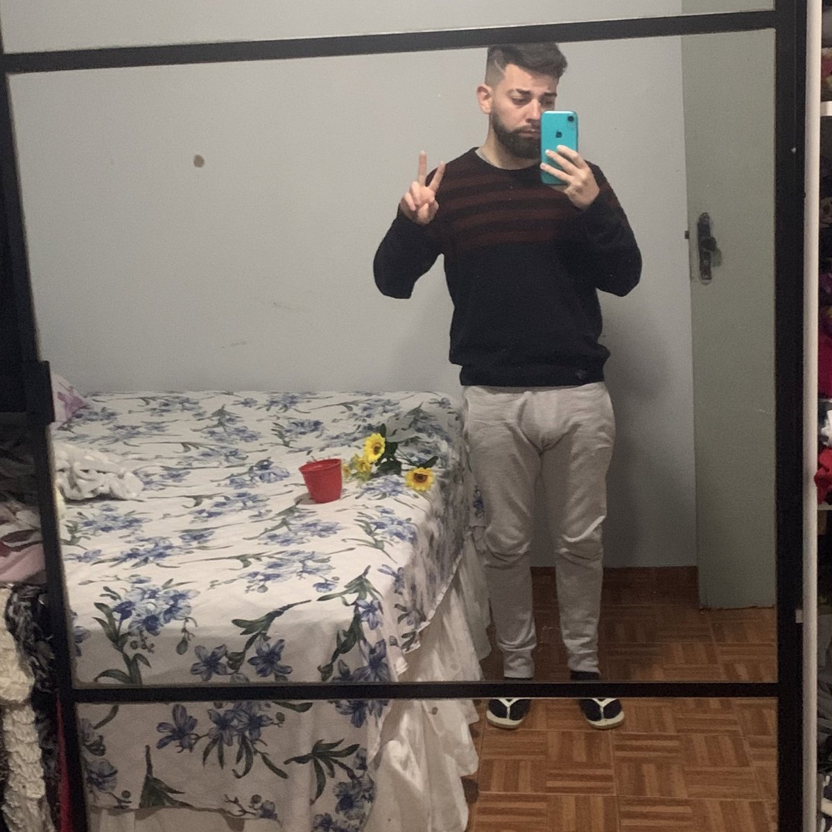 imluike's tweet photo. Pessoas no frio são mais elegantes 
Eu sendo elegante: https://t.co/uJ3Mya2h2X