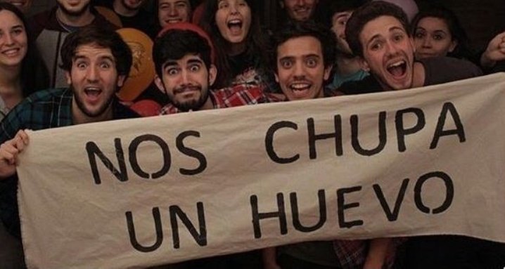 mi mamá le dice a sus amigos que siempre me apoya en todo y que es como mi psicologa*

tambien mi mamá cuando le digo que quiero que me cambie de colegio porque no me siento bien ahi y hasta llegue a llorar por eso: