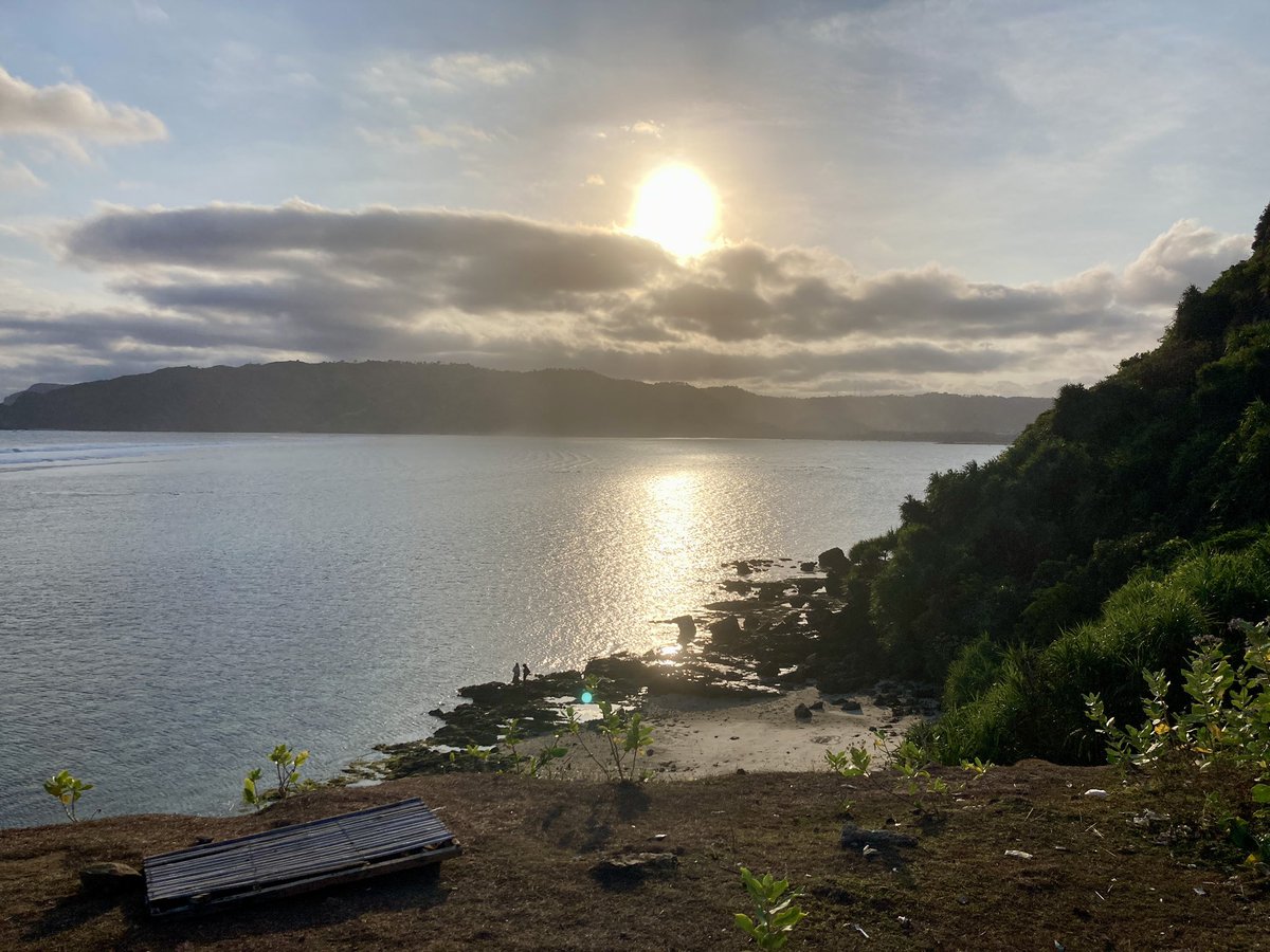 sarahnimfuehr's tweet photo. Impressions of the excursions to Mandalika Beach and the island of Gili Asahan with Open Air Keynotes directly at the beach
#islandstudies #isisa2024 #lombok #giliasahan #indonesia #lombokiwc #beach #universitasmataram https://t.co/sgeQXHKTgh