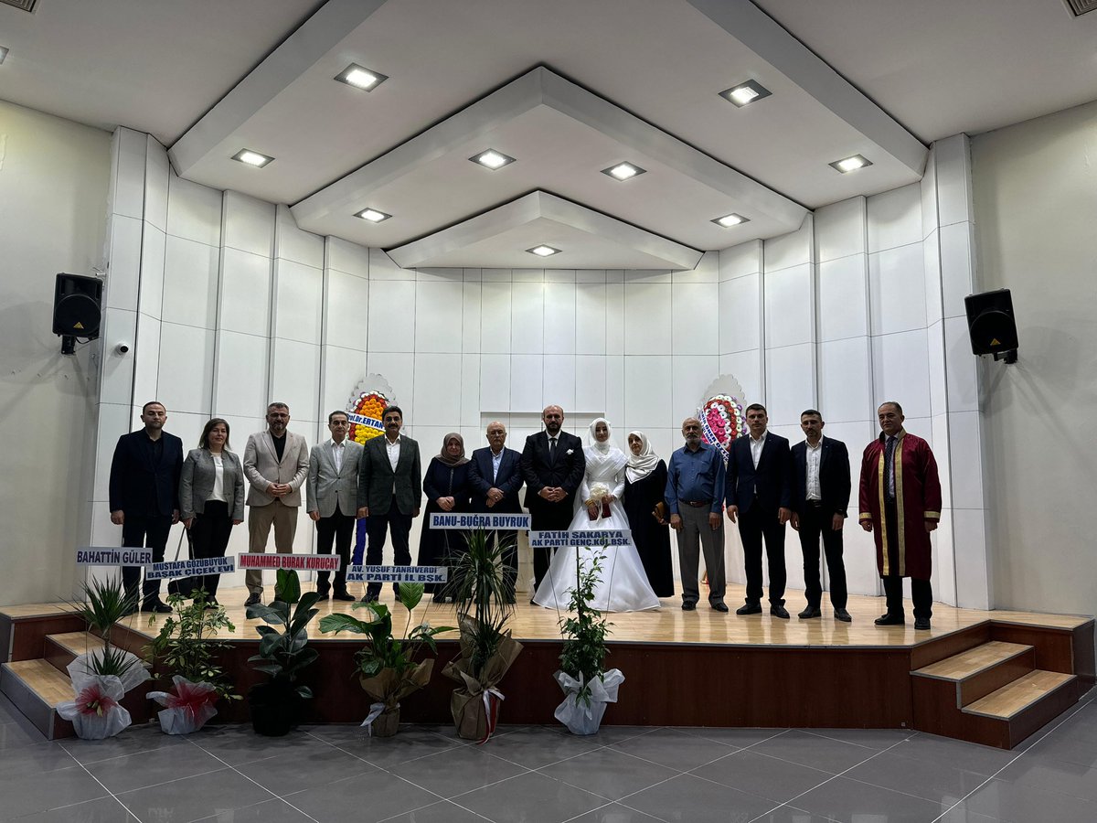 BurakKurucay's tweet photo. Kardeşim Ahmet Karadağ’ın nikah merasimine katılarak dünya evine girmesine şahitlik ettik. 

Ahmet ve Serap çiftine Rabbimden iki cihan saadeti diliyorum🤲 https://t.co/qPjW5xD1Wg