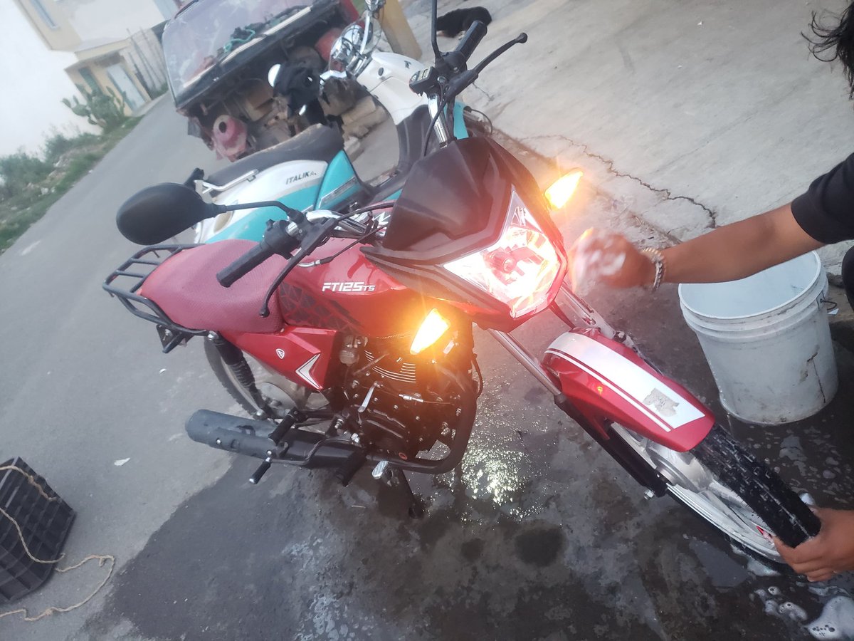 AmozocVirtual's tweet photo. #HaceUnosMomentos un sujeto armado se robó está motocicleta, en San Diego Ecatepec #Amozoc el sujeto vestía , chamarra negra y pantalón azul. #Chachapa https://t.co/g1VTgia80h