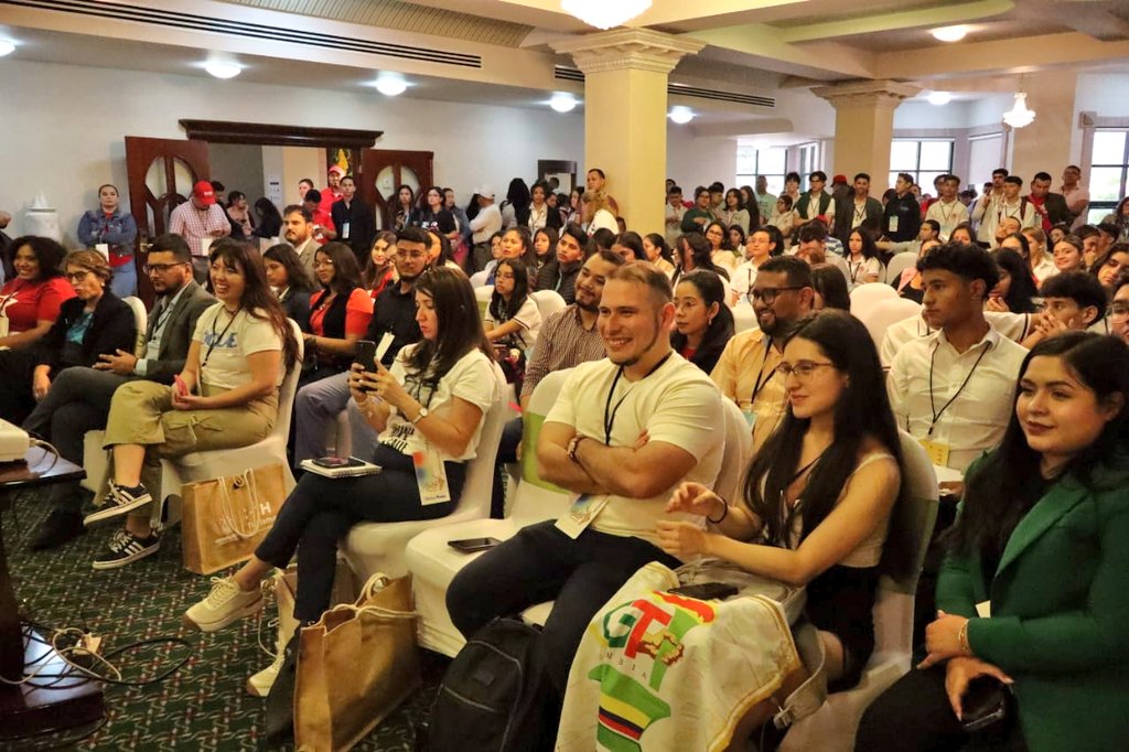 Conmemorando 15 años del golpe de Estado contra el entonces presidente de Honduras, Manuel Zelaya, la #JPSUV representados por <a href="/YosneisyParedes/">Yosneisy Paredes</a> en Tegucigalpa, participamos en el Foro de Juventud como parte de la Mesa de Integración Latinoamericana y Caribeña.

#LoMásFinoEsNico