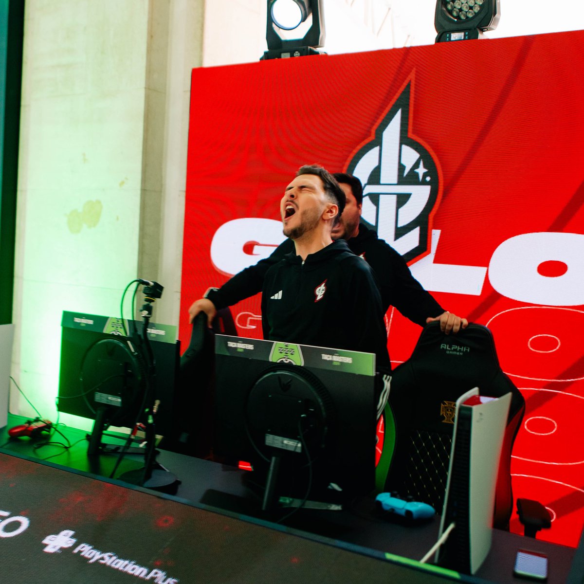 luca_nr1_'s tweet photo. ESTAMOS NA FINAL! 🥶

Oitavos de Final ✅️
Win 3-1 vs Tourizense

Quartos de Final ✅️
Win 3-2 vs Benfica

Meia Final ✅️
Win 3-2 vs Betclic Apogee

Estamos muito unidos e confiantes para o dia de amanhã.  

Quero muito ser Bicampeão 😈

Vamos com tudo @LunaGalaxy_gg ❤️ https://t.co/5ahjj1FTqb