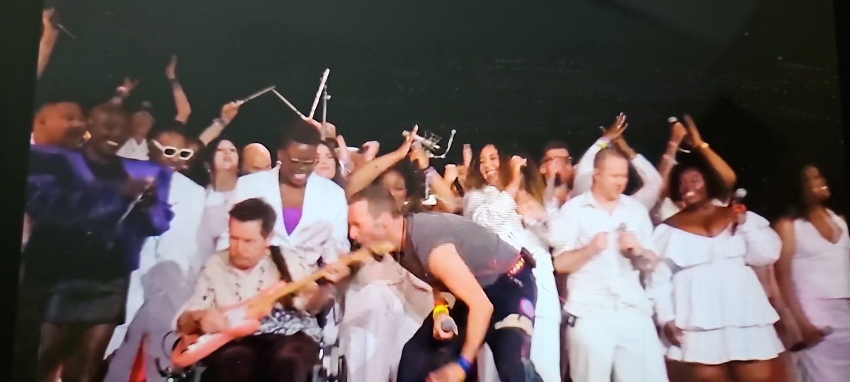eprof1984's tweet photo. Chris Martin singing, with Michael J. Fox on stage, accompanying on guitar. This is the best!!! https://t.co/AI0Zvnprua