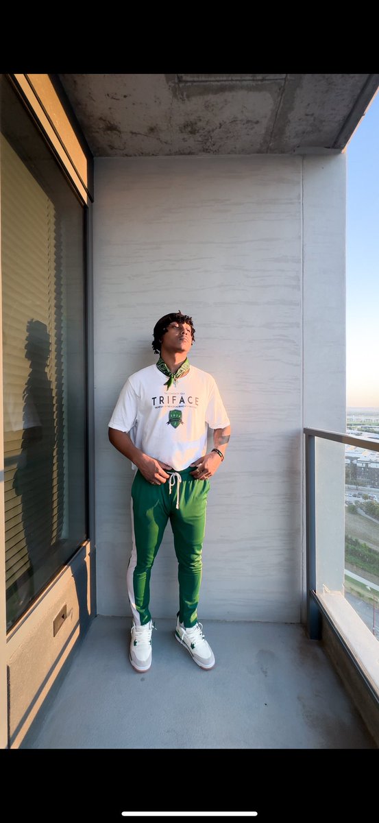 1DeboTaylor's tweet photo. Made a killing selling tees, Smoothest motion you done seen🦦✅

T-Shirt: The COMEBACK Tour" Tee V1(Unreleased)  Designed by Me via @TheTRIFACEBrand https://t.co/g7u21A1j2a