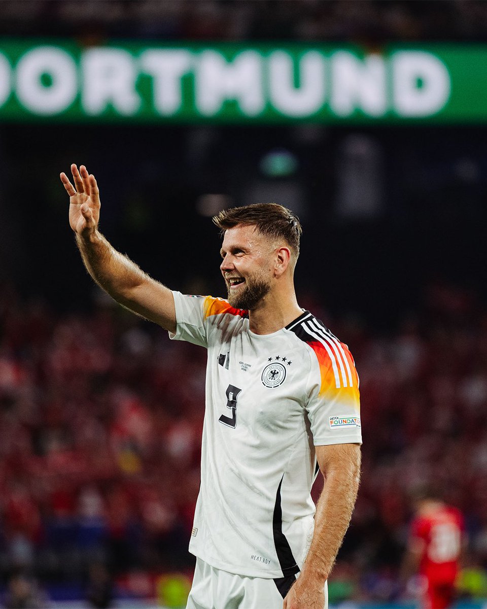 DFB_Team_EN's tweet image. Your support tonight 👏🔊🔝

#DFB #GermanFootball #GermanMNT #EURO2024 #GERDEN

📸 DFB/ Philipp Reinhard