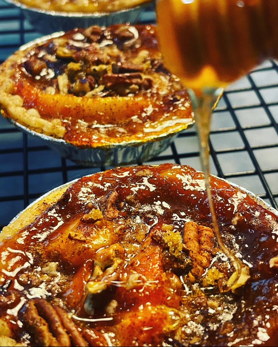 ChefGG76's tweet photo. It’s peach season Ya’ll…🍑
Bourbon Vanilla Bean Preserves 
GG’s Peach Buzz &amp; Peach Buttaz on deck  &amp; maybe a few peach bourbon tarts with pralines 🧑🏽‍🍳 https://t.co/M8K1zBZyxp