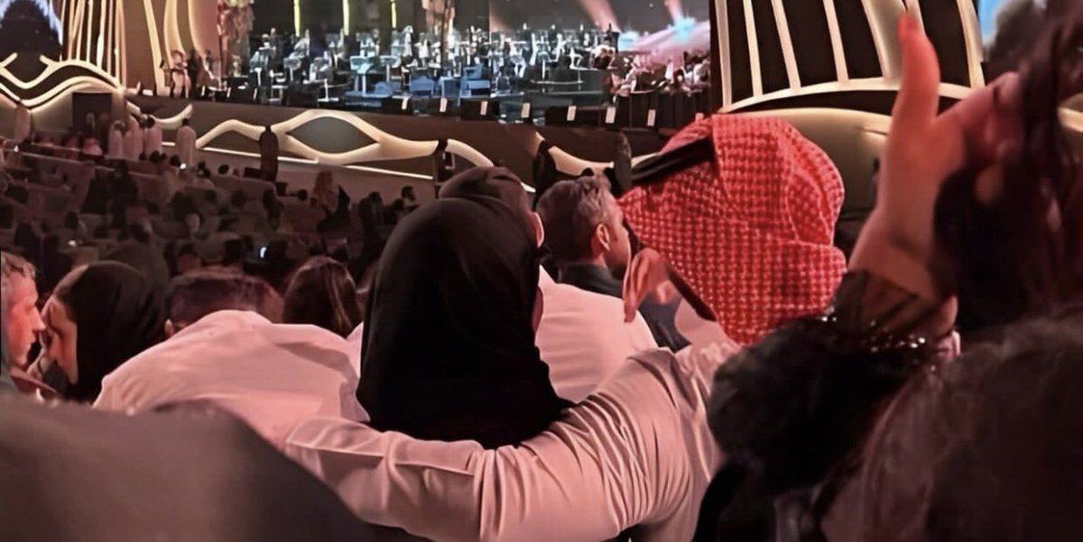 ولا مليون شخص
قادر يخليني أحسّ بالفرحه
اللي أحسها 
" معاك "❤️