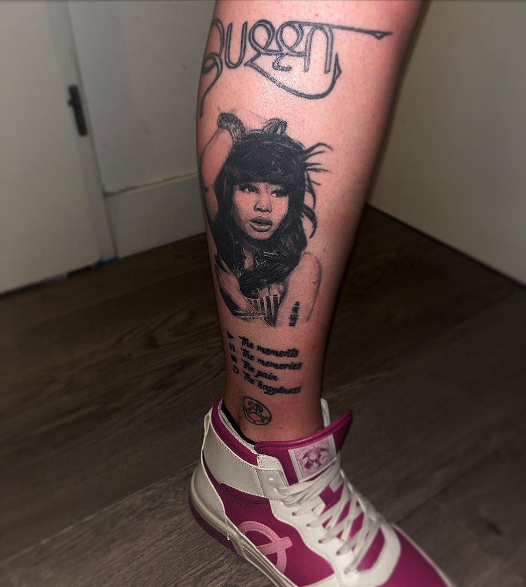 piinkslam1's tweet photo. I love you @NICKIMINAJ 💗
@lociwear #GagCity 😻 https://t.co/RQV2LvKRmc