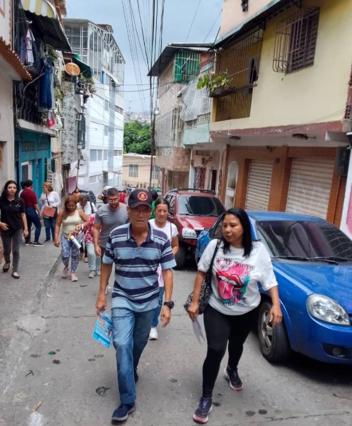 tunena3141's tweet photo. Recorrido por la Plaza Madariaga, Av Paez y barrio las Brisas Cota 905 parroquia El Paraiso llevando el mensaje de Unidad esperanza para que este 28 de Julio salgamos  a votar por nuestro candidato Edmundo González 
@hramosallup 
@PieroMaroun 
@nelsonguillen64 
@SAMACNacOfcl https://t.co/o3MdhX33y6