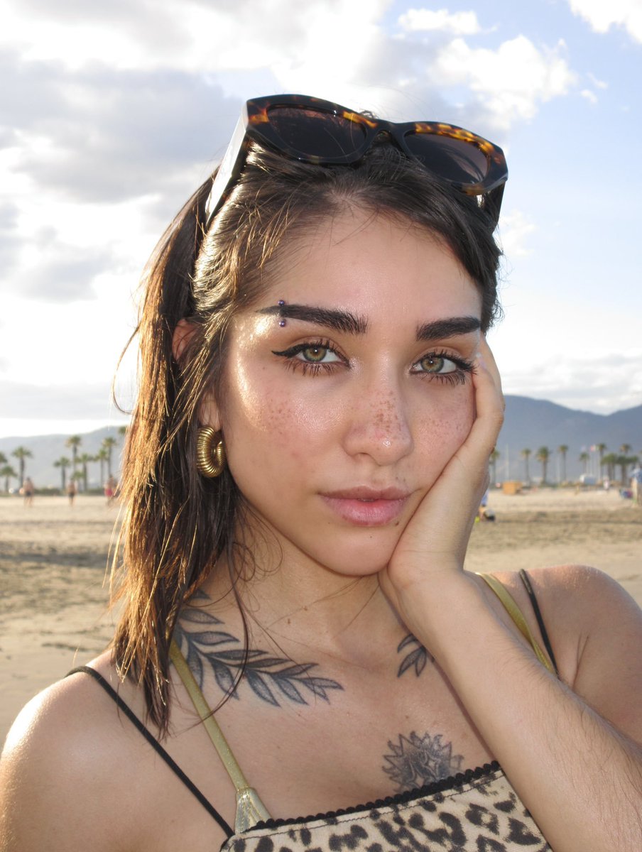 porqueTTarg's tweet photo. "María Becerra": 

Por las fotos que subió la cantante a sus redes sociales. https://t.co/0VL9Kg8NAV