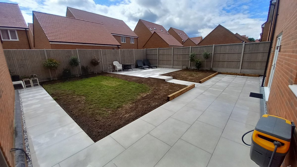 MattHartGardens's tweet photo. A job we recently completed in #stevenage using @PSD_UK_LTD storm white porcelain paving and @stone_warehouse polar ice gravel. https://t.co/dc1b9sCHtQ