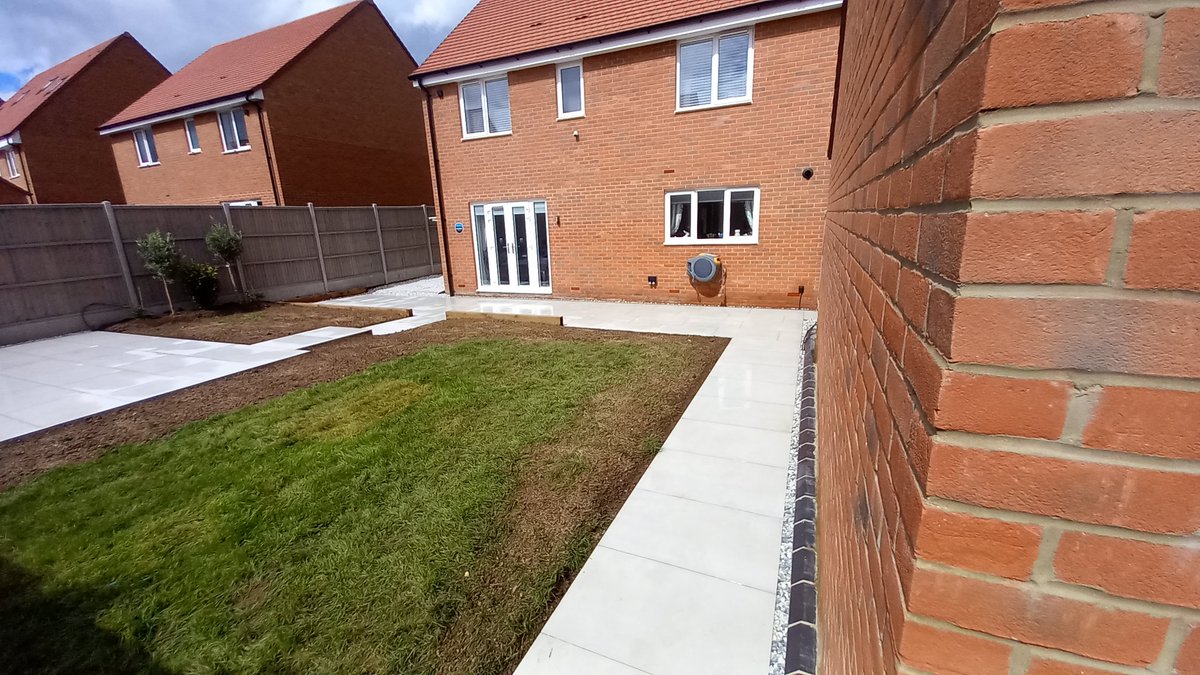 MattHartGardens's tweet photo. A job we recently completed in #stevenage using @PSD_UK_LTD storm white porcelain paving and @stone_warehouse polar ice gravel. https://t.co/dc1b9sCHtQ