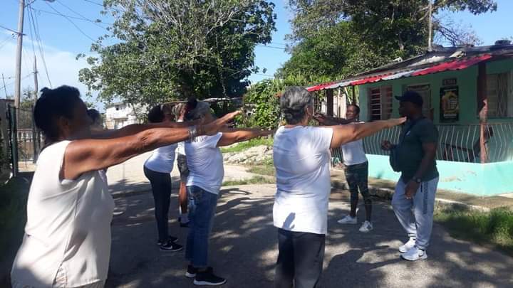 Con el objetivo de un "Envejecimiento saludable", actividad educativa en el Circulo de abuelos, perteneciente al CMF #4, sobre la prevención de las ENT (La importancia de la actividad física). Policlínico "Cuatro Caminos ". Municipio Cotorro
#40AniversarioMedicibaFamiliarCubana