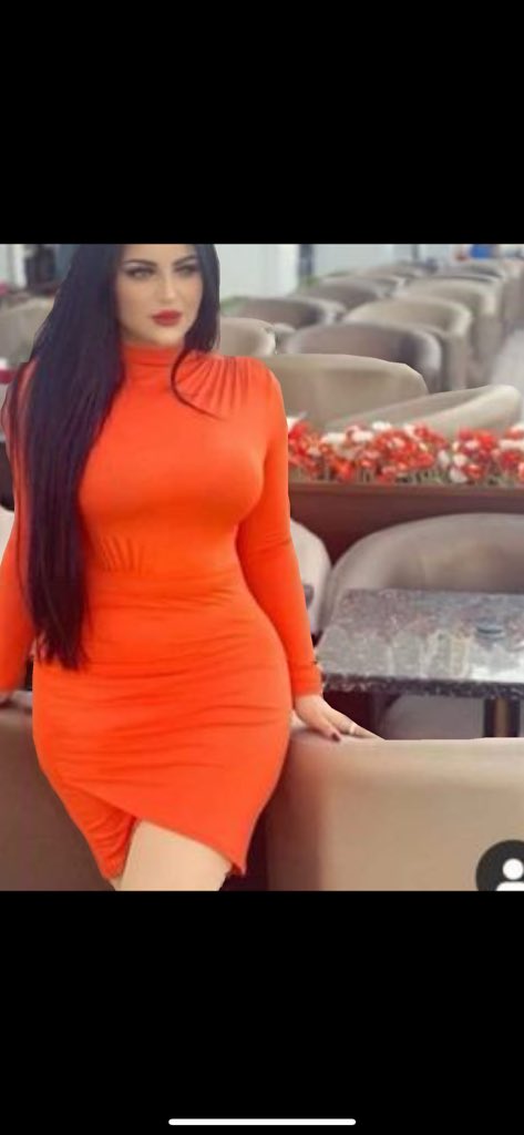 على حافة النهد
أمشي حافي الشفتين
عاري اللسان , مغشي العقل , همجي اللَهم
مغرور الرعشة , ملتهب الأنفاس , مستعمر 
فأنا أعشق نهدٍ يحكم أكثر من كسرى في الليل
فنهدك يحكمني بالاعدام شبقاً
وأشعر بأن نهدك يأكل فمي