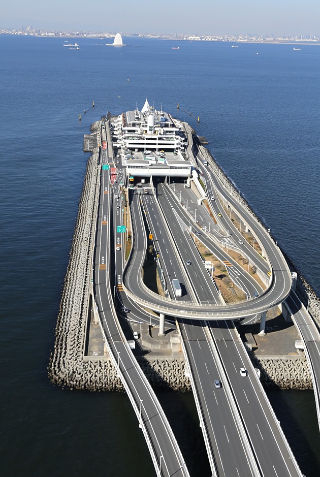 kamalzharif's tweet photo. 1. Ada satu tempat di Jepun yang boleh tengok banyak benda pada satu masa. 

Nama tempatnya Umi Hotaru, ia merupakan RnR di tengah laut teluk Tokyo (Tokyo Bay). Lokasinya sebagai penghubung antara bandar Tokyo dengan bandar-bandar kecil di wilayah Chiba. 

-bebenang- https://t.co/2eKxaFVarX