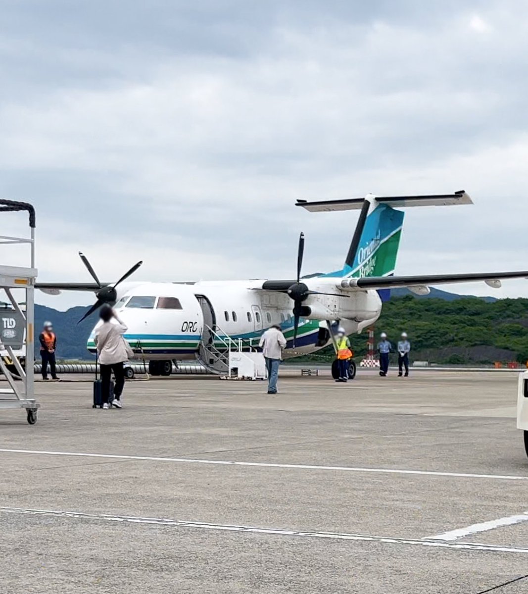 kijokuron's tweet photo. 先日オリエンタルエアブリッジが運航する日本航空の便に乗る際、搭乗券の受け取りはANAのカウンターだった結果、いろんな社名の入った搭乗券になりました。
このときは知らなかったのですが、使用機材が本日（2024/6/30）引退するQ200型機で歴史を感じる味のある機体でした😊 https://t.co/iLb4DXRlGg