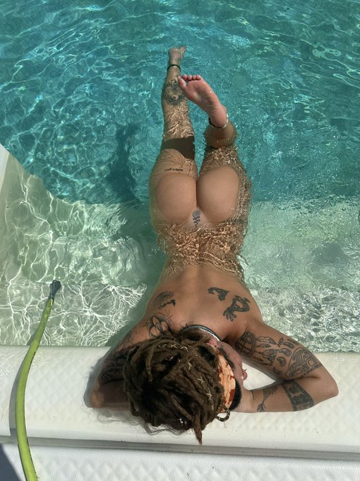 first swim on the homestead 🤭 https://t.co/jxJbOU26XG